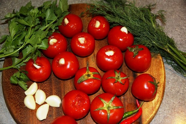 Solenye pomidory s chesnokom i zelenyu