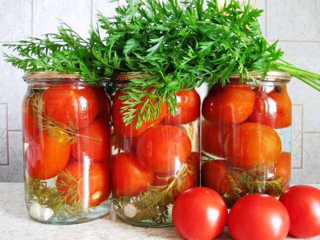 Zagotovka iz tomatov s petrushkoj