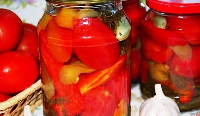 Perets marinovannyj s solyonymi pomidorami i hrenom